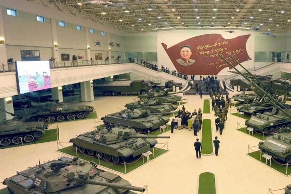 نمایش‌های رزمی در مقابل کیم جونگ اون در حاشیه نمایشگاه‌ تسلیحات پیشرفته کره شمالی + فیلم