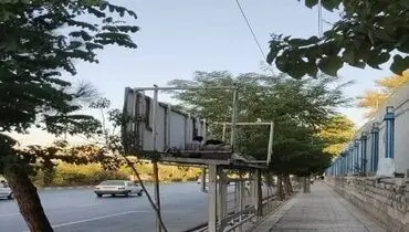 عکس تکان‌دهنده از سکونت یک خانوده روی سقف ایستگاه اتوبوس!