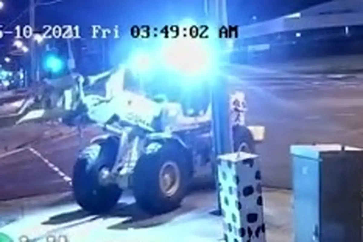 عجیب ترین دزدی که تا حالا دیده اید/ دستگیری دزد استرالیایی که با لودر، موتورسیکلت سرقت کرد!+ فیلم
