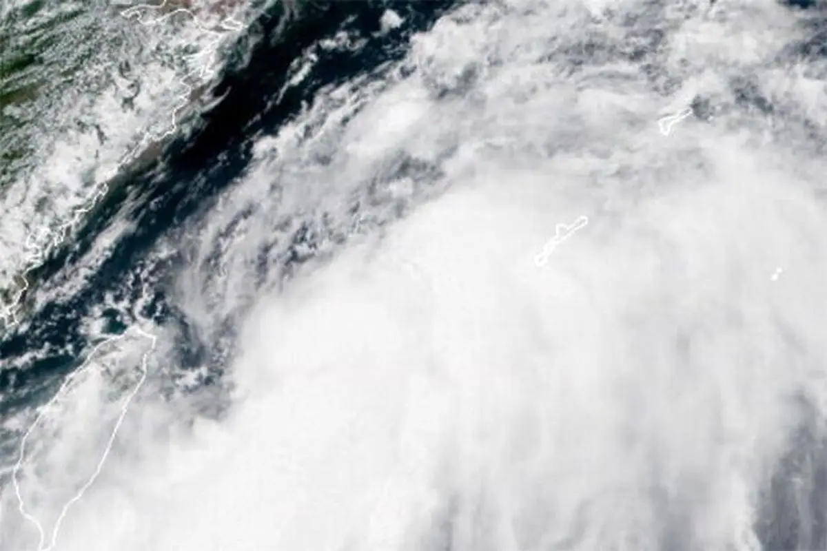 اولین فیلم‌برداری یک پهپاد از داخل طوفان هولناک اقیانوس اطلس + فیلم