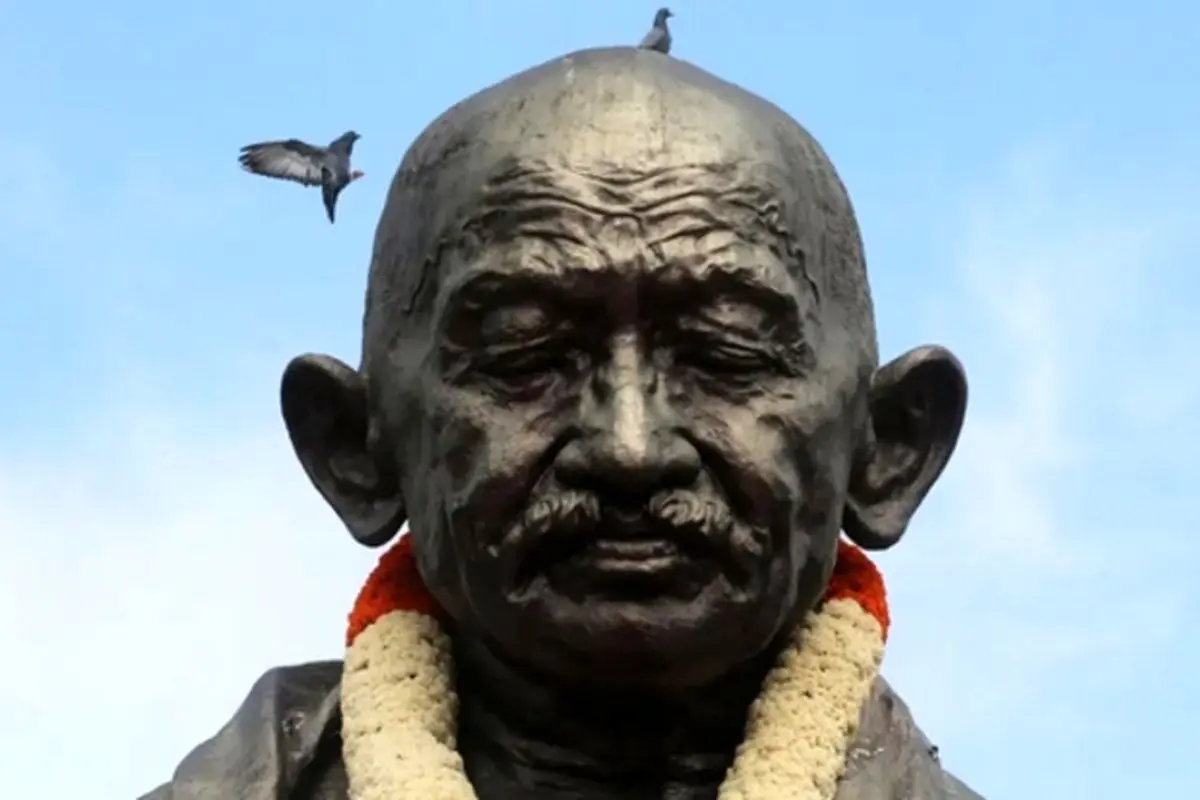 دیدنی های روز؛ از مجسمه مهاتما گاندی رهبر استقلال هند تا هفته مد پاریس