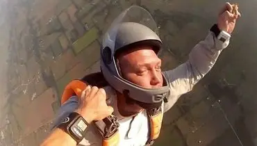 لحظه حیرت‌انگیز نجات چترباز بیهوش در آسمان توسط دوستش! + فیلم