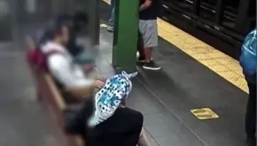 حمله عجیب و ناگهانی به یک زن در مترو نیویورک+ فیلم
