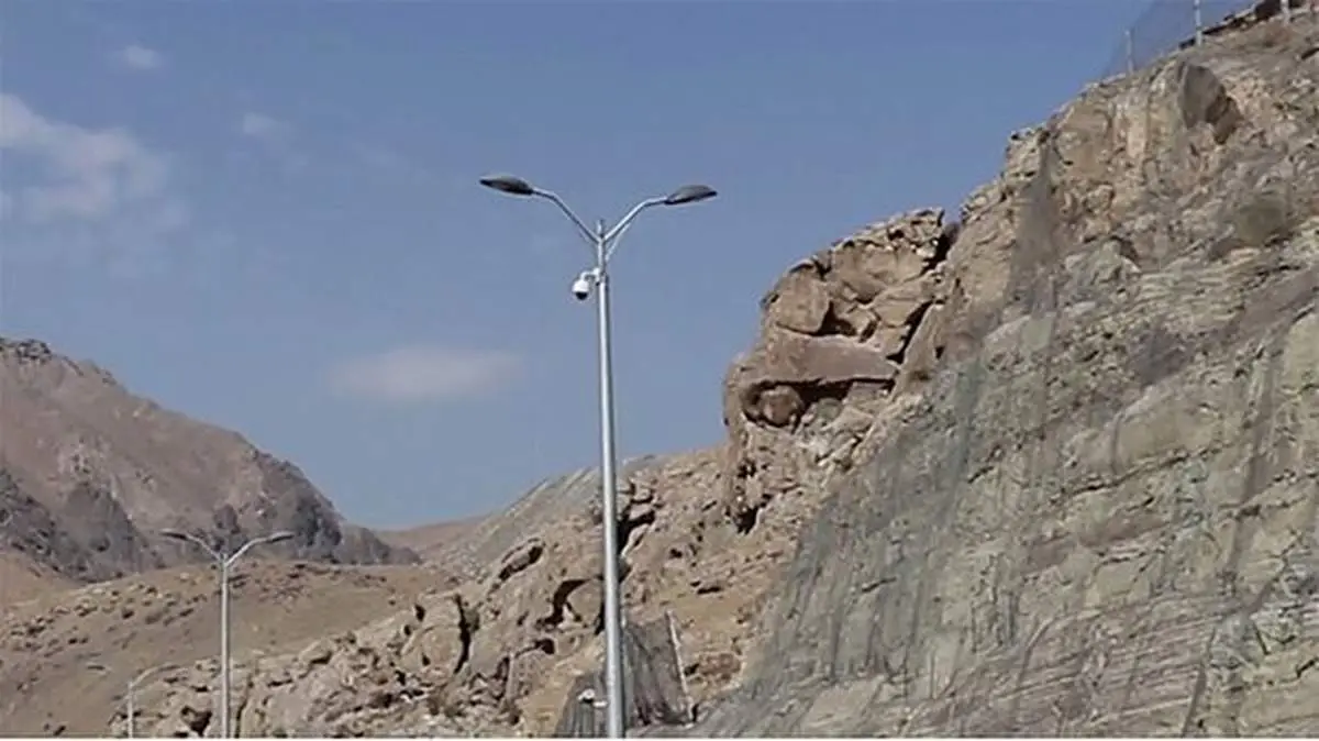 لحظه انفجار سنگ ۳هزار تنی در آزادراه تهران - شمال + فیلم