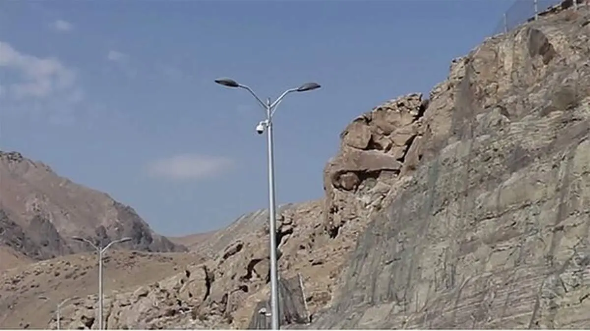 لحظه انفجار سنگ ۳هزار تنی در آزادراه تهران - شمال + فیلم