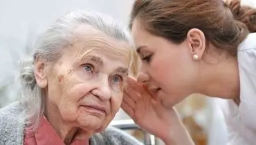چرا به «پیر گوشی» مبتلا می‌شویم؟ + درمان