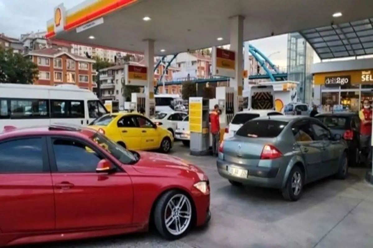 هجوم مردم ترکیه به پمپ بنزین ها پس از افزایش قیمت بنزین+ فیلم