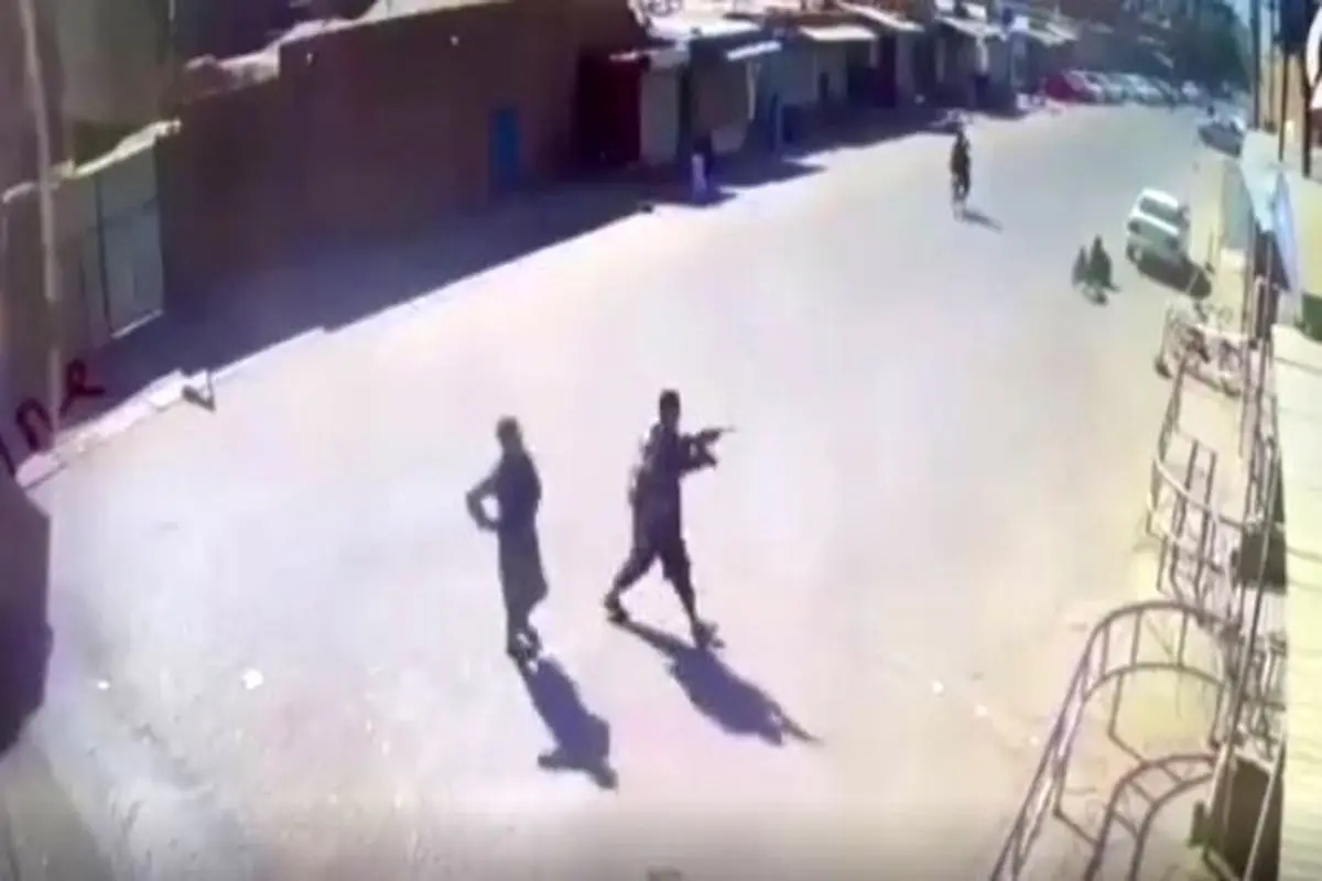 لحظه ورود عوامل انفجار انتحاری به مسجد شیعیان افغانستان+ فیلم