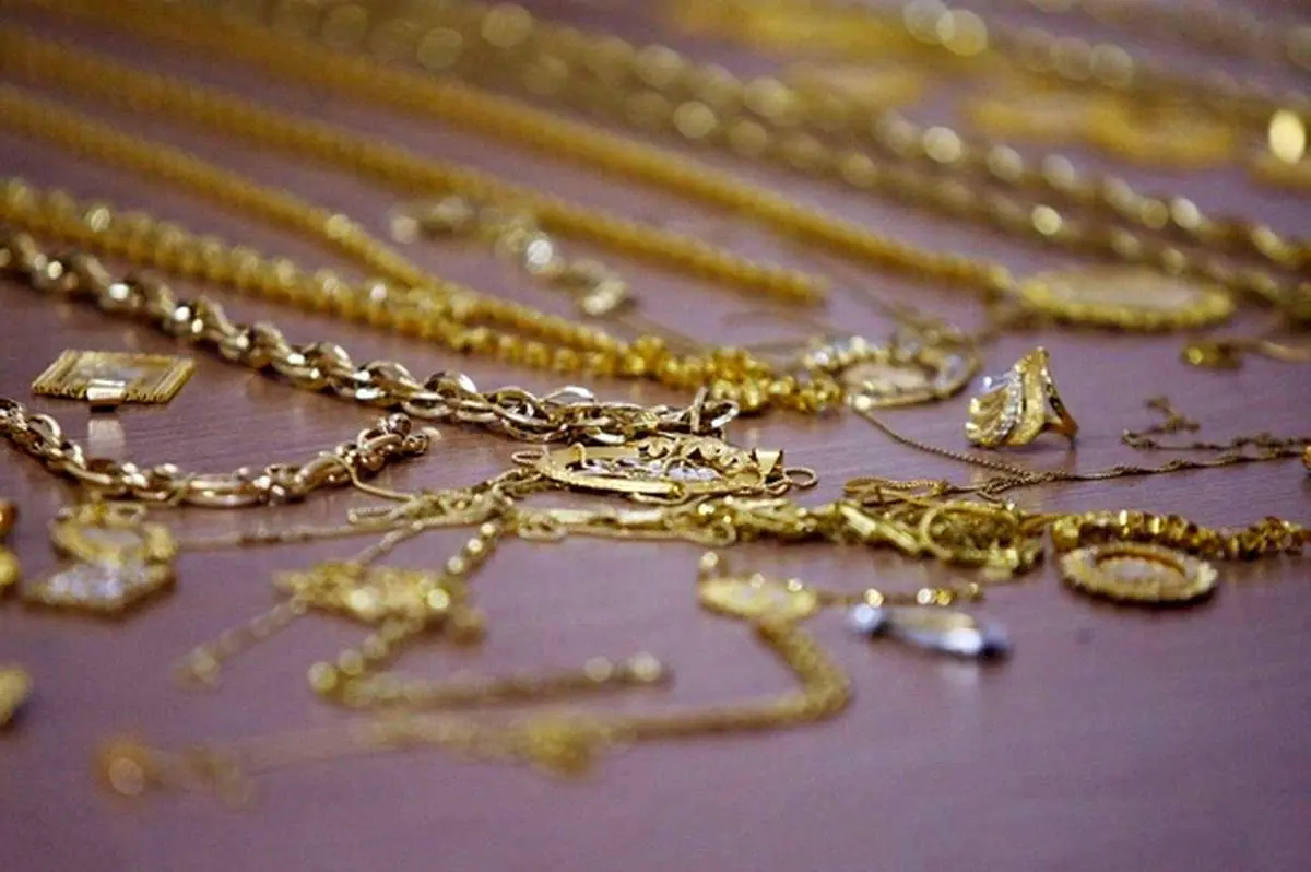 کاهش اندک قیمت سکه و طلا همزمان با کاهش جزئی نرخ ارز/ افزایش ۷ دلار بهای جهانی طلا/ قیمت دلار در بازار آزاد ۲۷۲۳۰ تومان + فیلم