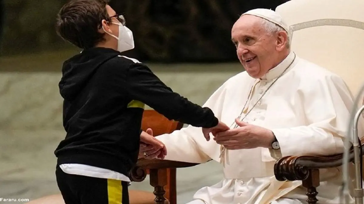 گیر دادن یک پسر برای برداشتن کلاه پاپ! + فیلم