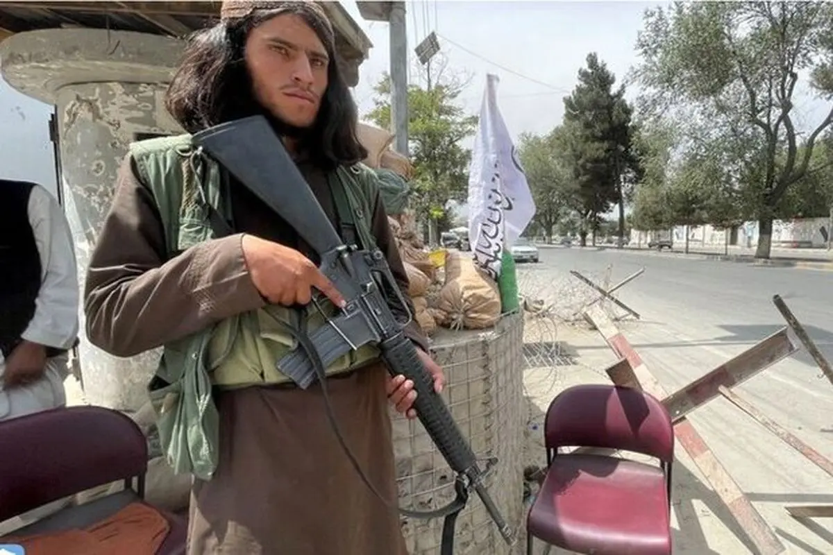 تصاویری دردناک از سیلی زدن عضو طالبان به کودکان افغان! +فیلم