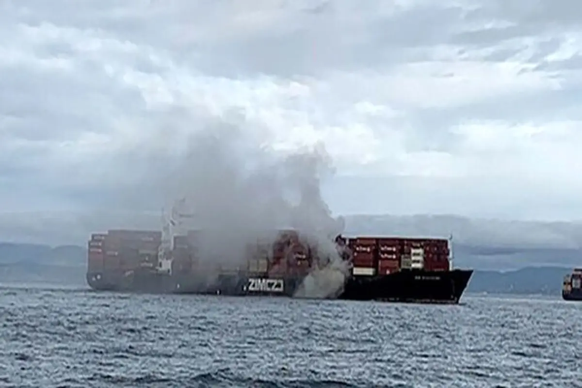 آتش‌سوزی در یک کشتی باری در سواحل کانادا+فیلم و تصاویر