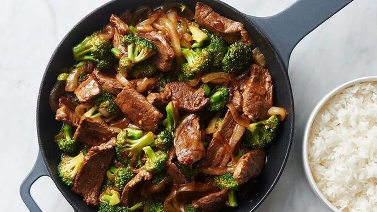 خوراک گوشت و کلم بروکلی، مقوی و خوشمزه