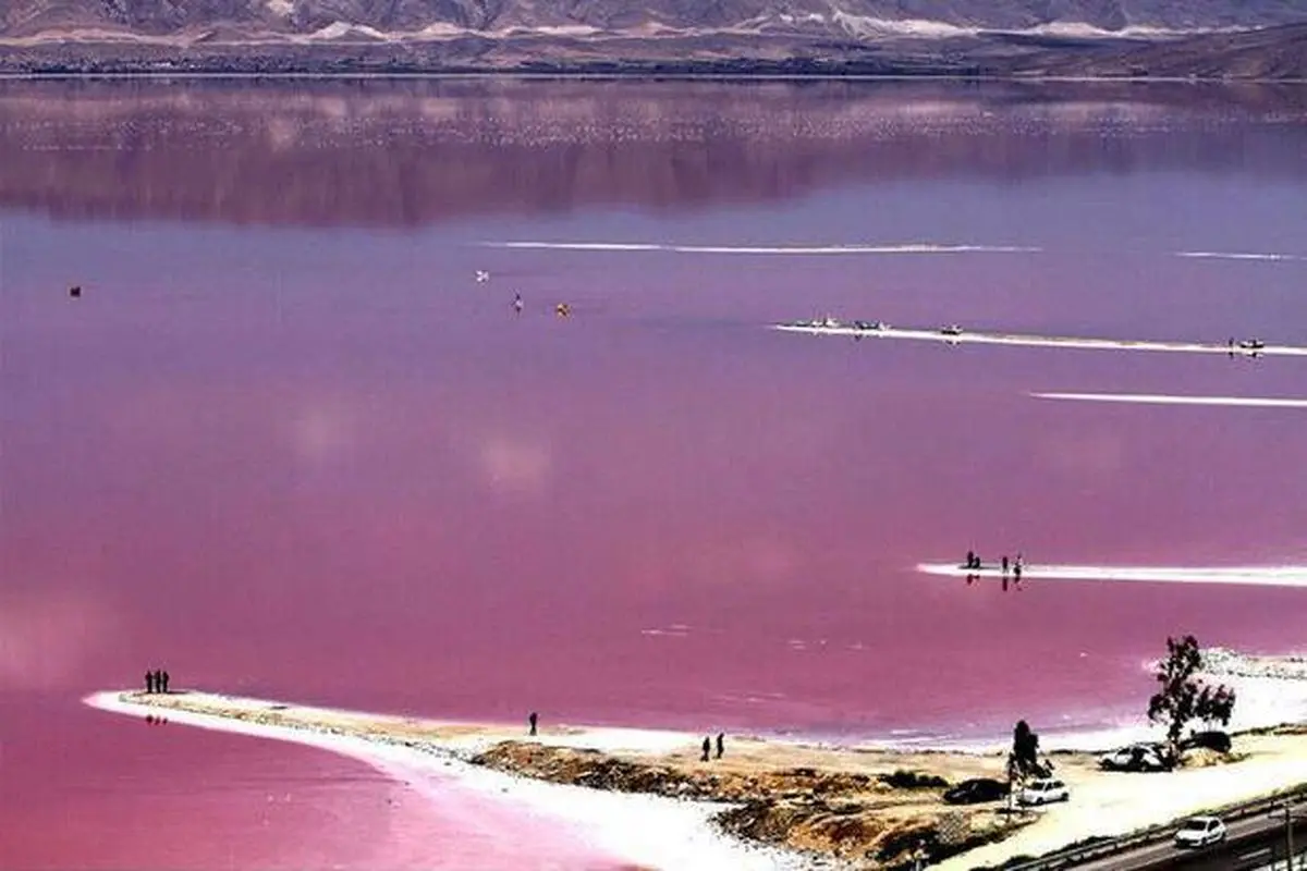 دریاچه صورتی رنگ و رویایی در ایران