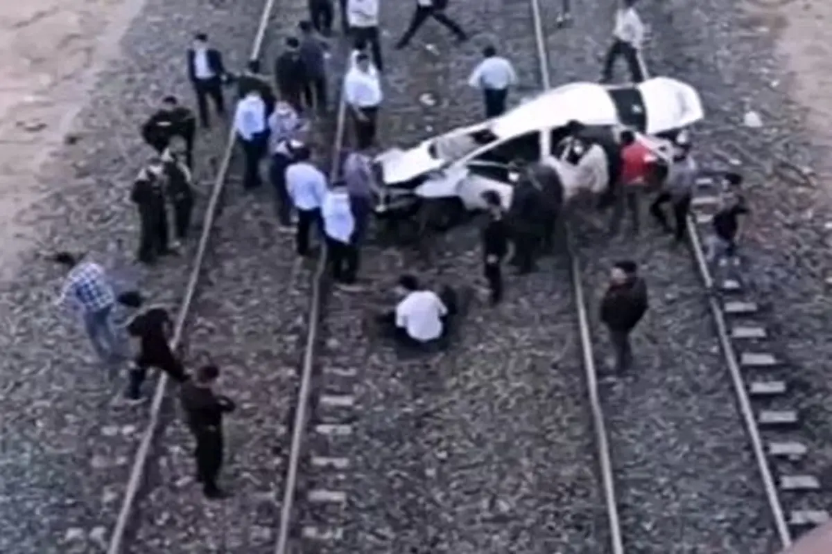 سقوط خودرو بر روی ریل راه آهن!+ فیلم