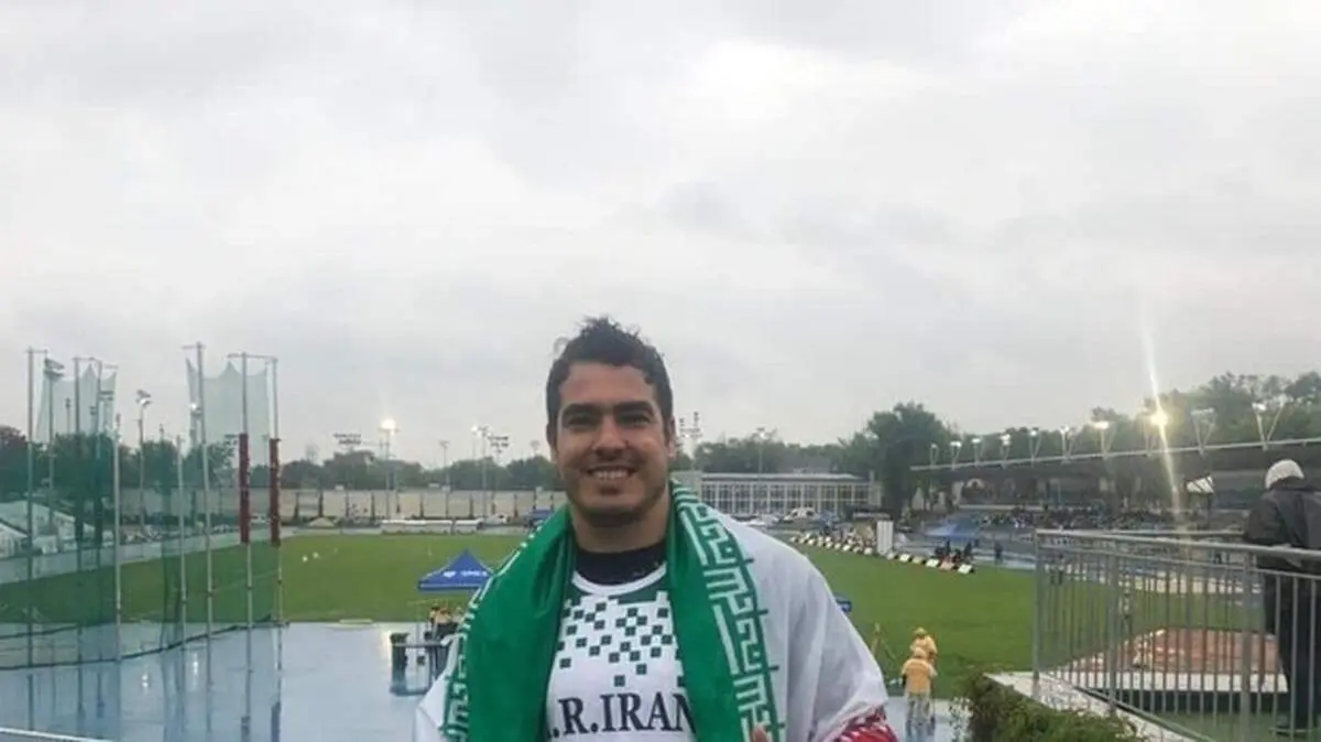 قهرمان المپیک پای بساط سیگارفروشی! +تصاویر