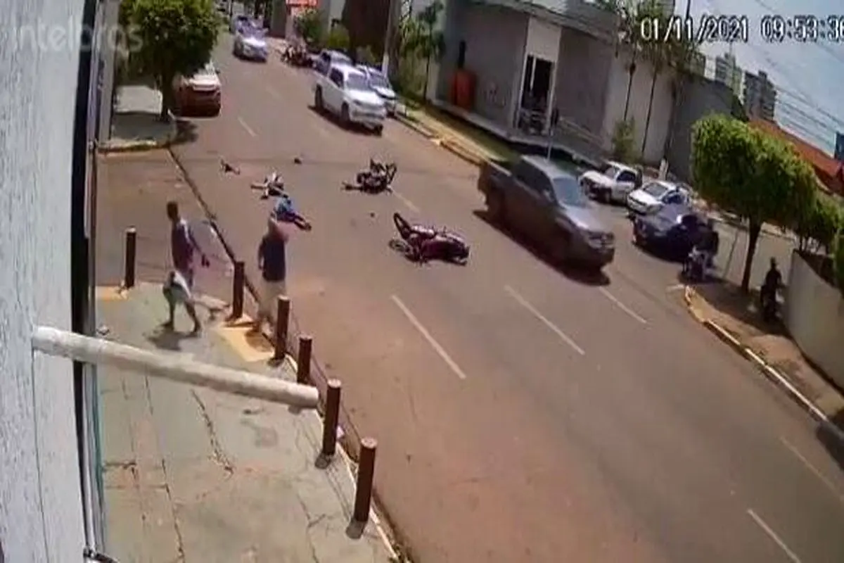 تصادف وحشتناک یک خودرو با دو موتور سیکلت+ فیلم