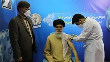 تزریق نخستین دوز واکسن فخرا توسط نماینده ولی فقیه و رئیس سازمان عقیدتی سیاسی وزارت دفاع + فیلم