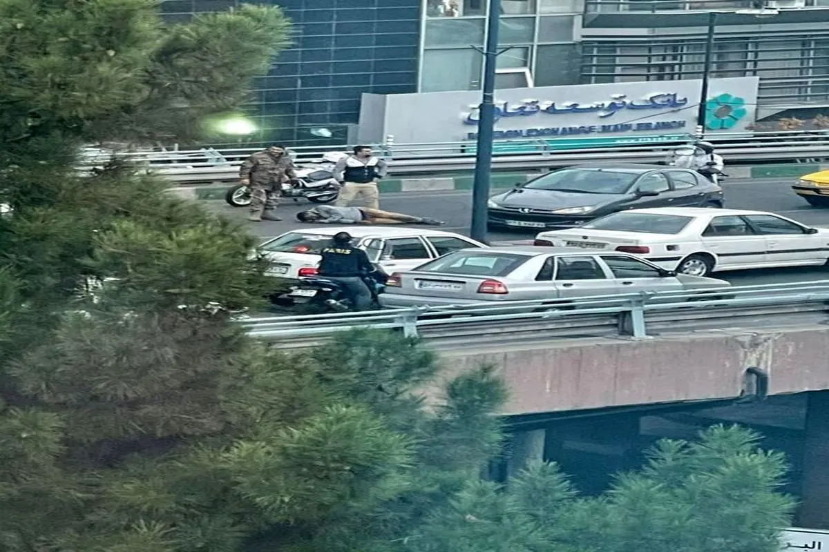 قاب‌های تلخ از تصادف شدید یک موتورسوار روی پل میرداماد + تصاویر