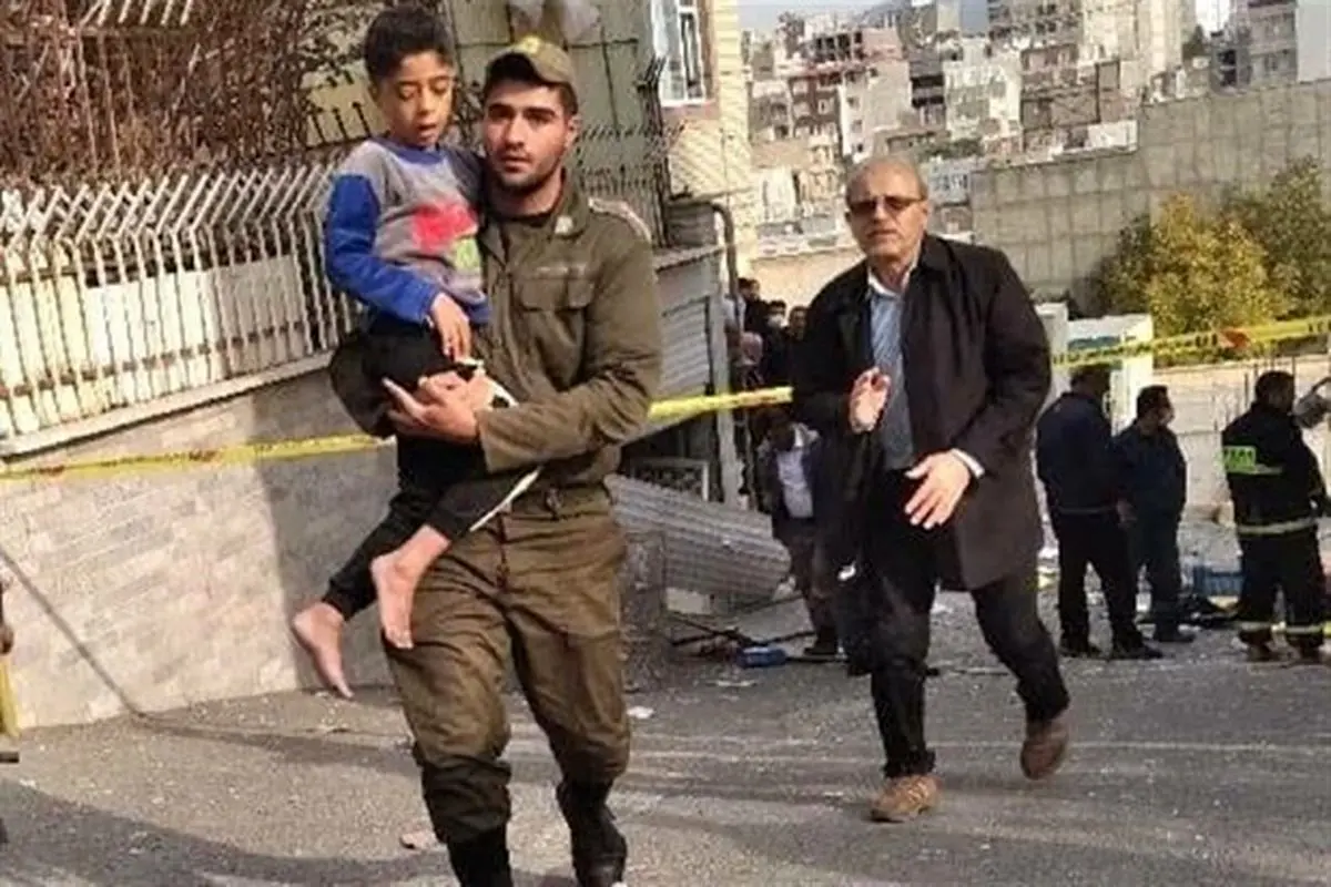 سرباز فداکار، کودک را از وسط آتش نجات داد + عکس