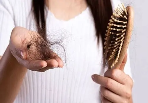 چرا موها می‌ریزند؟ دلایل شایع ریزش مو