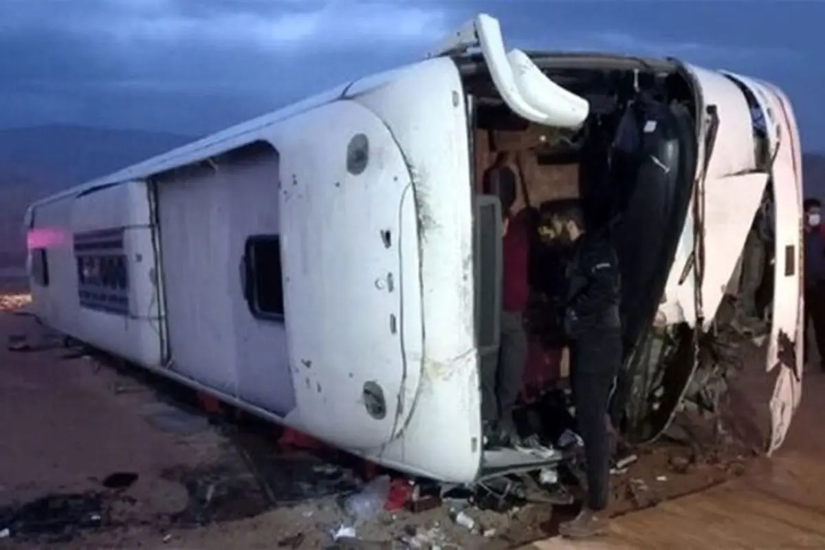 ۳ کشته بر اثر واژگونی اتوبوس در جاده ایوانکی به گرمسار + فیلم