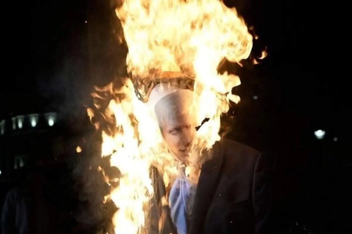 معترضان انگلیسی تصاویر بوریس جانسون در لندن را به آتش کشیدند