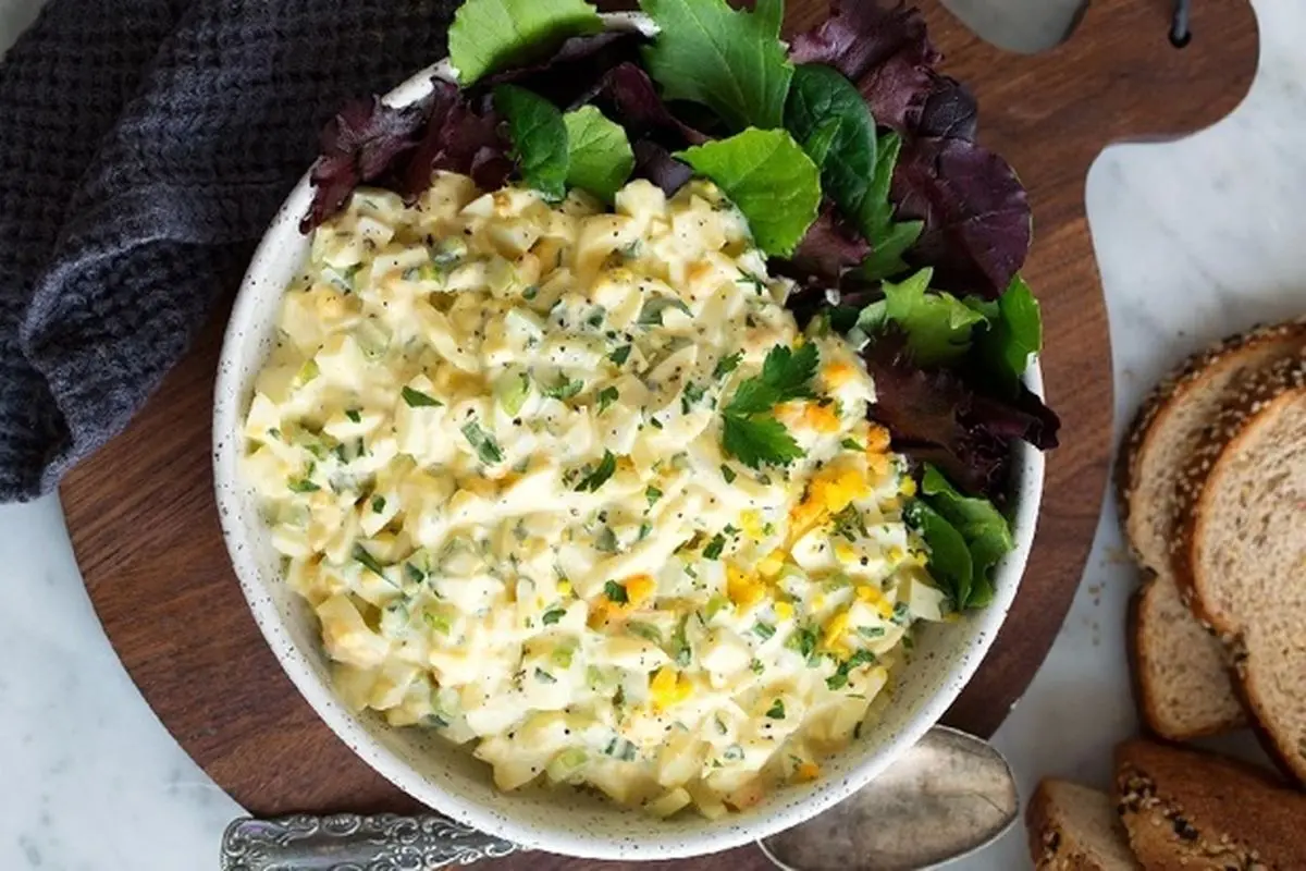 طرز تهیه سالاد تخم مرغ خوشمزه، آسان و رژیمی با قارچ و سبزیجات