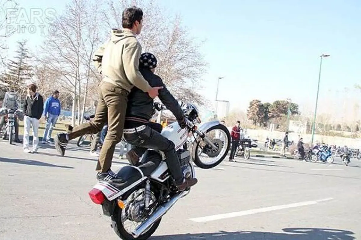 حرکات خطرناک و جنون‌آموز یک موتورسوار در اتوبان تهران +فیلم