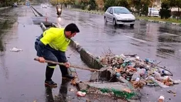 بیرون کشیدن زباله‌های عجیب از جوی‌ها و کانال‌های آب تهران در روزهای اخیر