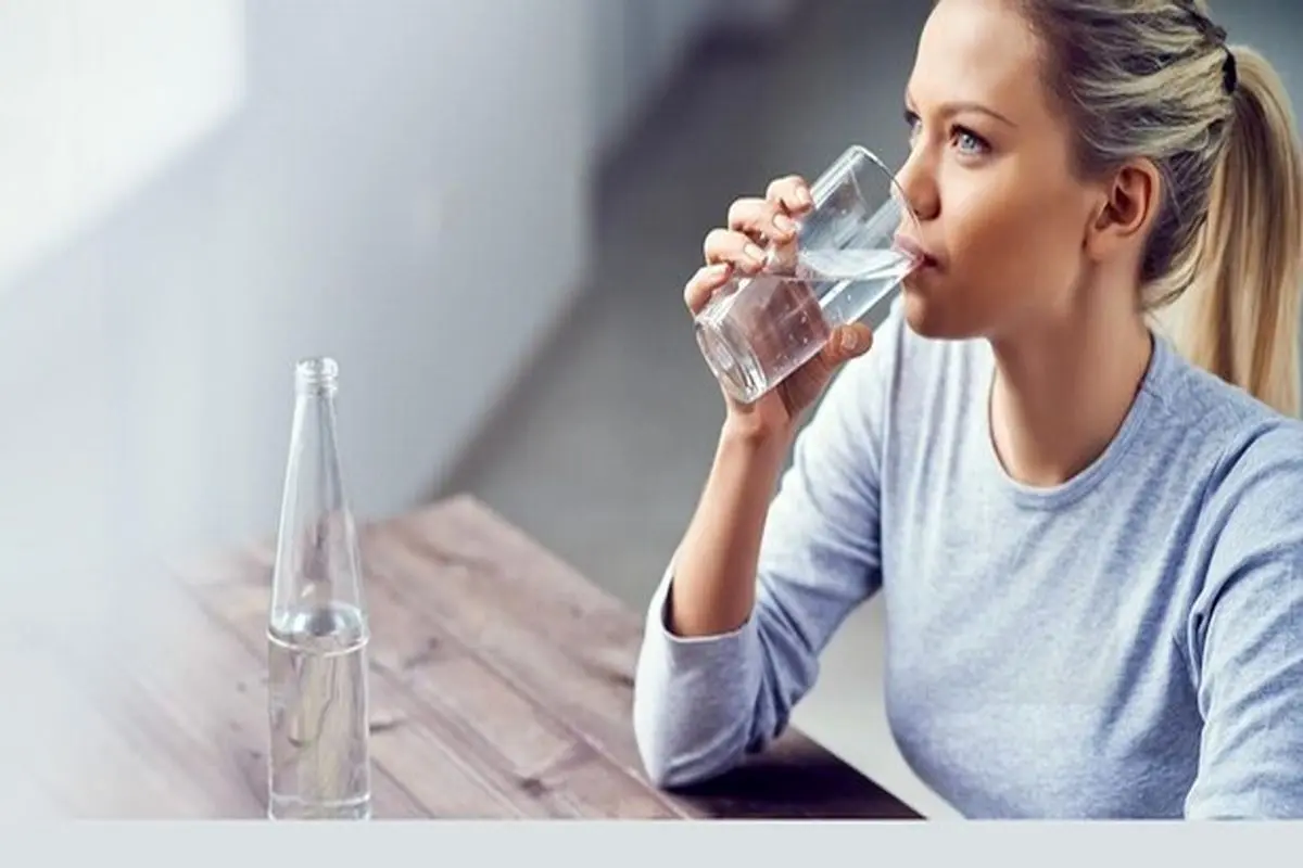 مضرات نوشیدن آب بین غذا