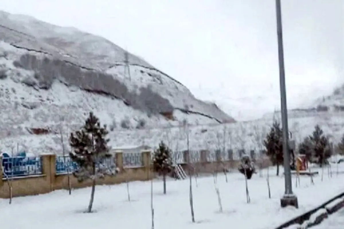 بارش نخستین برف پاییزی در شهر سرعین استان اردبیل +فیلم