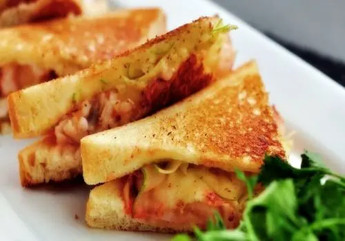 طرز تهیه اسنک مرغ خانگی با نان تست؛ ساده و خوشمزه