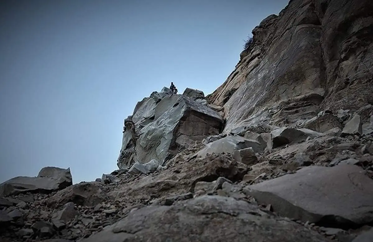 انفجار صخره ۵۰۰۰ تُنی در آزادراه تهران-شمال / گزارش تصویری