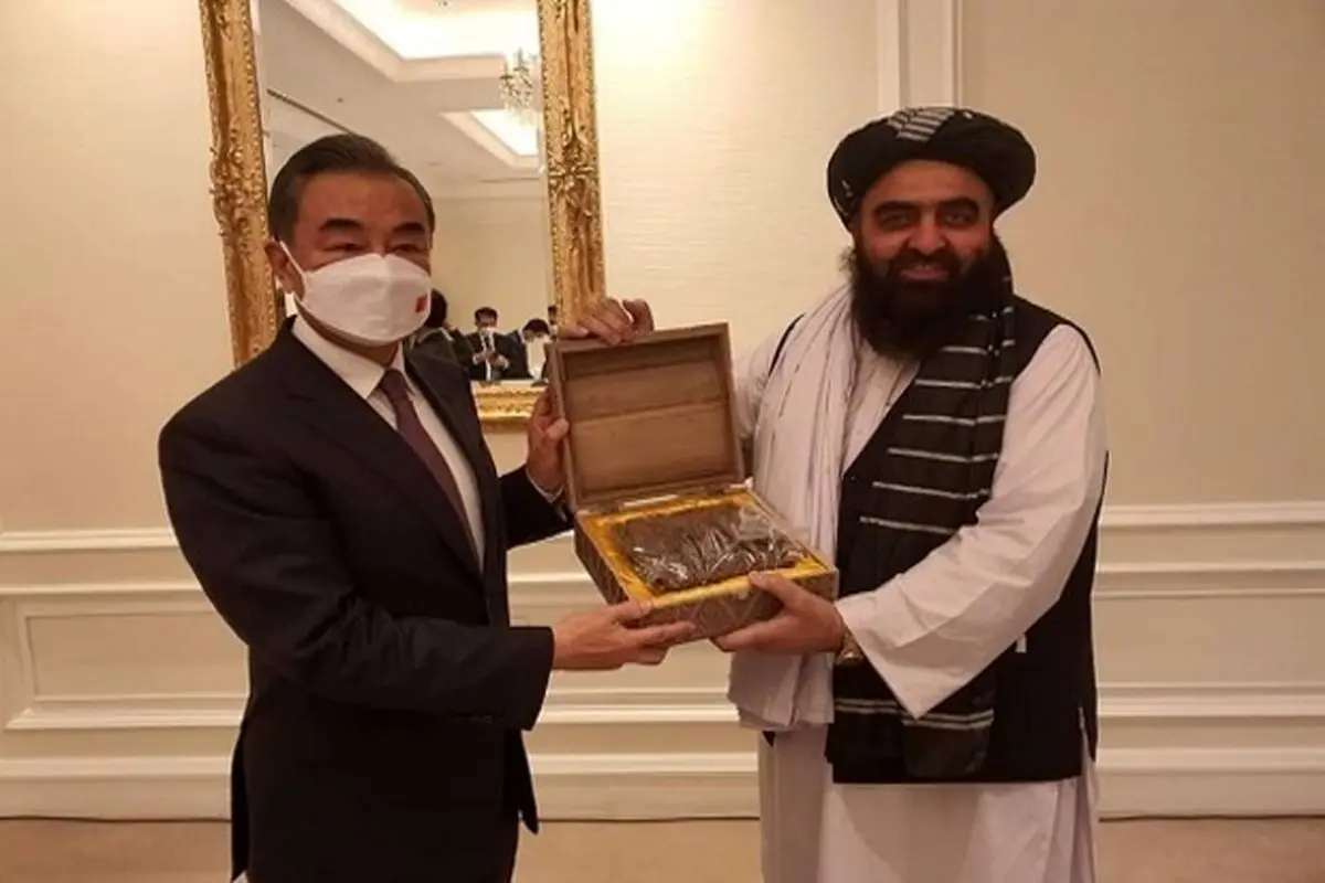 طالبان به وزیر خارجه چین، تریاک ناب هدیه داد؟!+ فیلم
