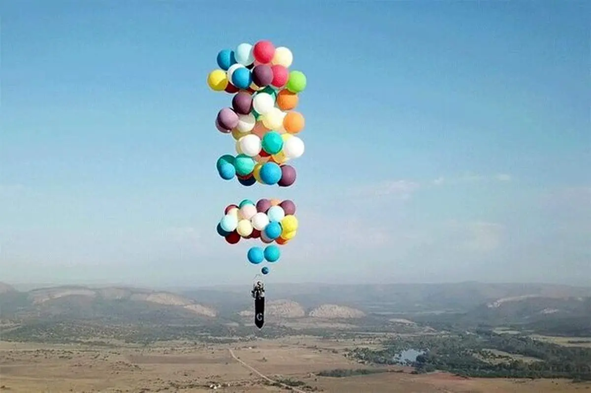 سفر به آسمان با ۱۰۰ بادکنک هلیومی + فیلم