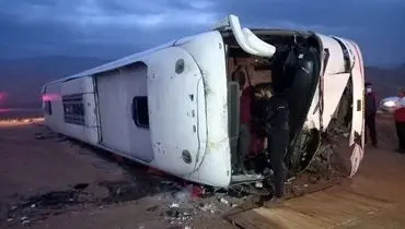 ۲۰ کشته و مصدوم بر اثر واژگونی اتوبوس در جاده سمنان + عکش