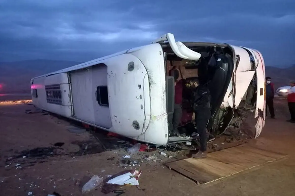 ۲۰ کشته و مصدوم بر اثر واژگونی اتوبوس در جاده سمنان + عکش