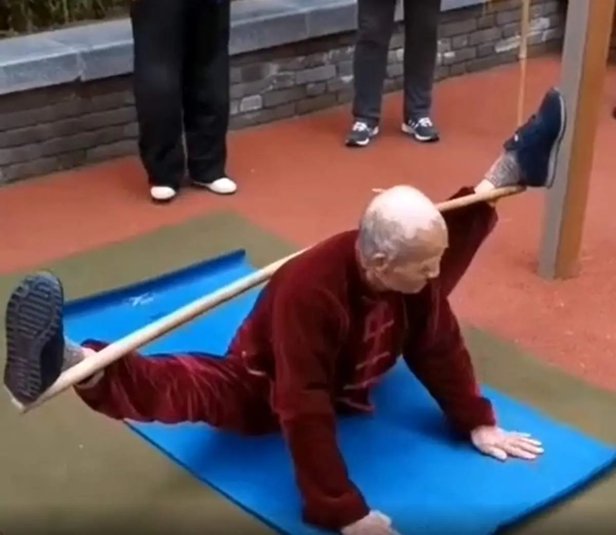 آمادگی جسمانی خیره کننده خانم ۹۰ ساله تبتی + فیلم