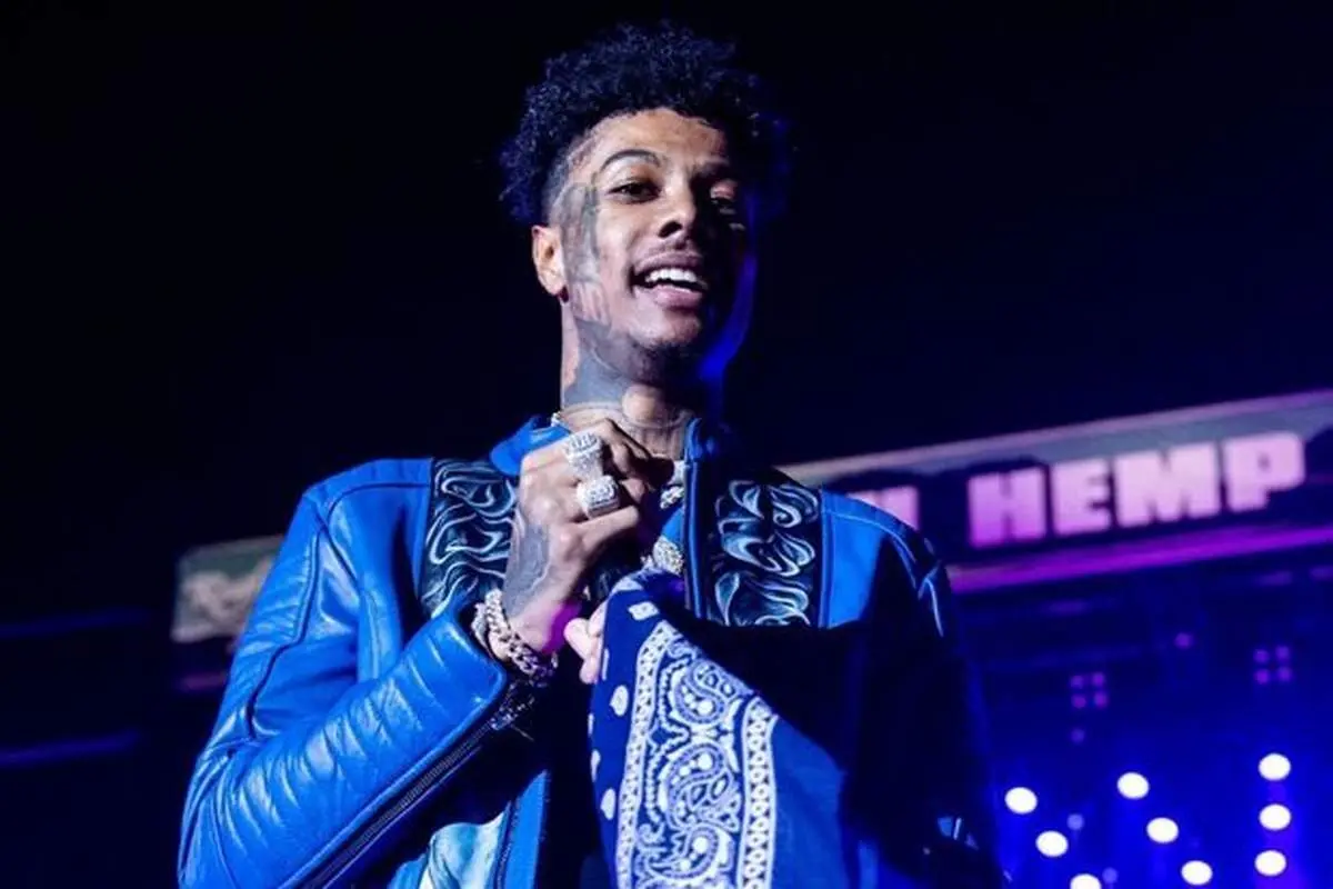 لحظه سقوط رپر آمریکایی از روی سن کنسرت +فیلم