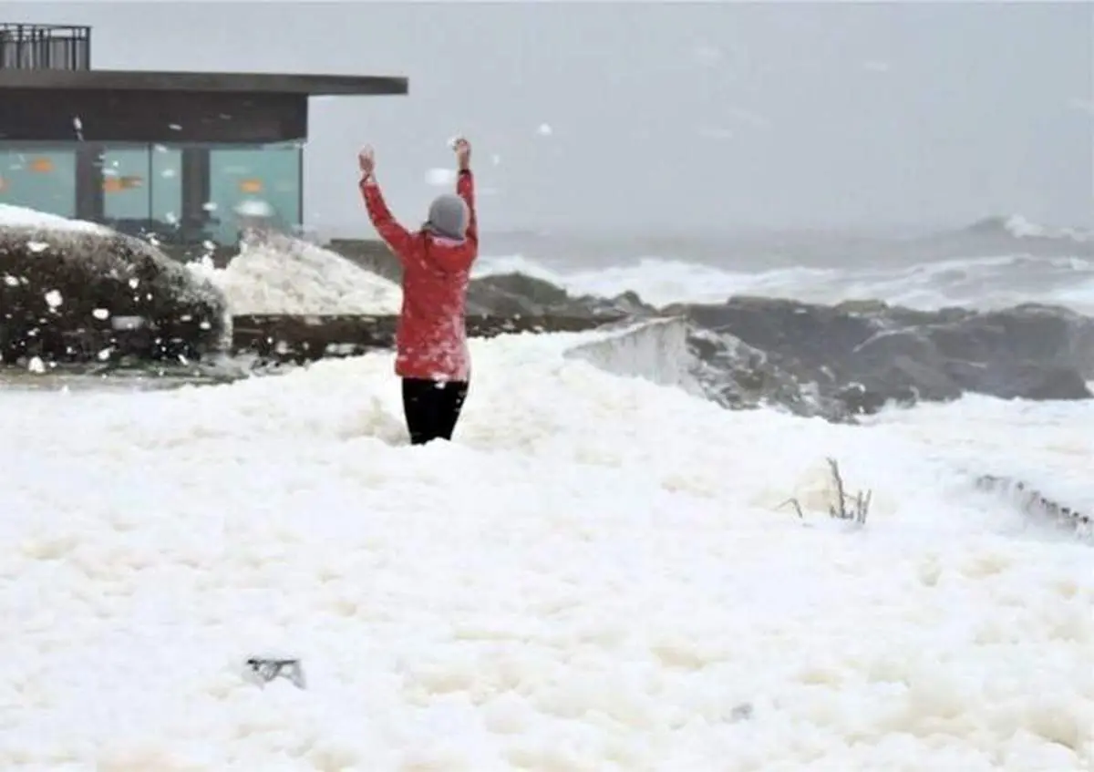 طوفان کف در ساحل طلایی استرالیا + فیلم