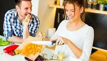 با همسرم که آشپزی بلد نیست چگونه رفتار کنم؟