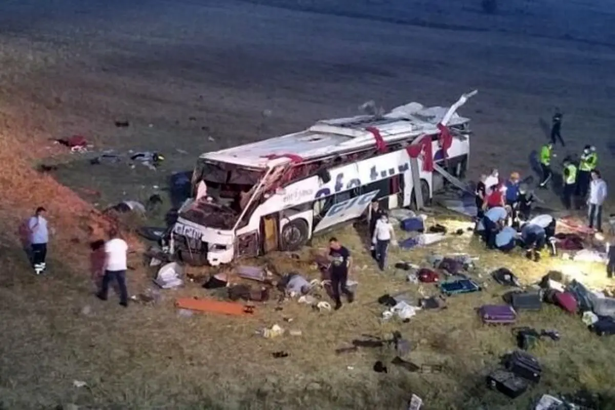 کشته و زخمی شدن ۲۲ نفر در واژگونی سرویس مدرسه در ترکیه +فیلم