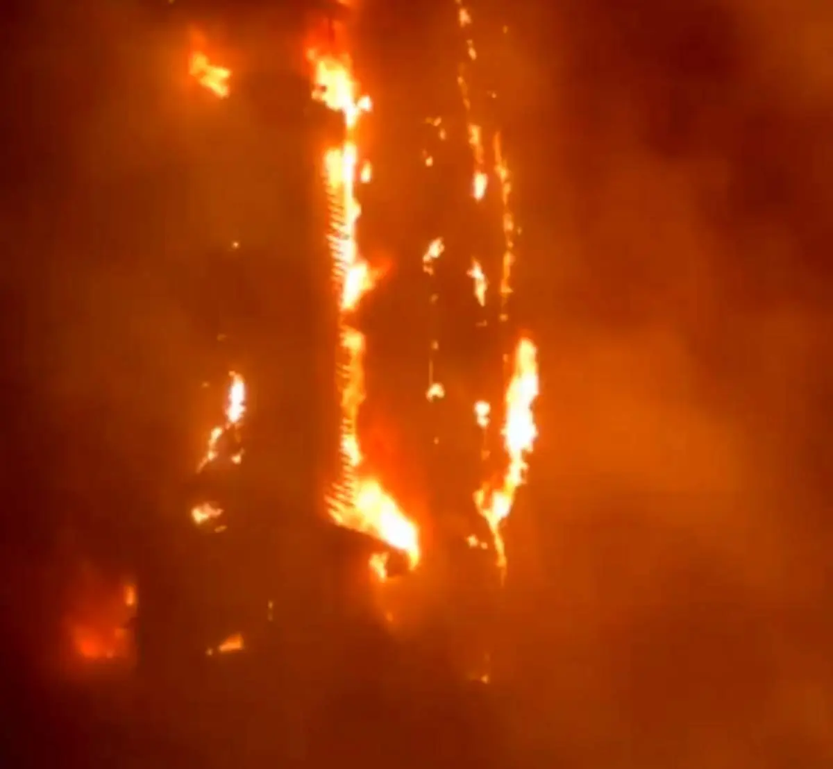 برج رامیلا چالوس همچنان در آتش می سوزد/ تلاش برای اطفای کامل حریق+ فیلم