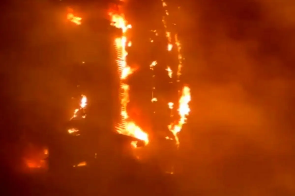 برج رامیلا چالوس همچنان در آتش می سوزد/ تلاش برای اطفای کامل حریق+ فیلم