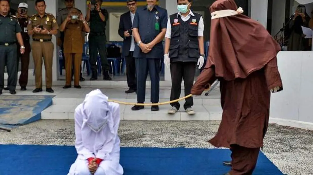 شلاق زدن یک زن و مرد در ملأعام + فیلم