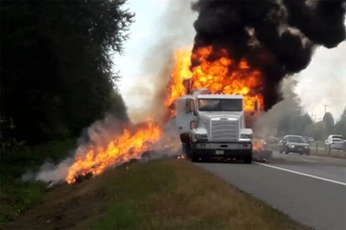 التماس‌های تلخ راننده کامیون برای نجات ماشینش از شعله‌های آتش + فیلم