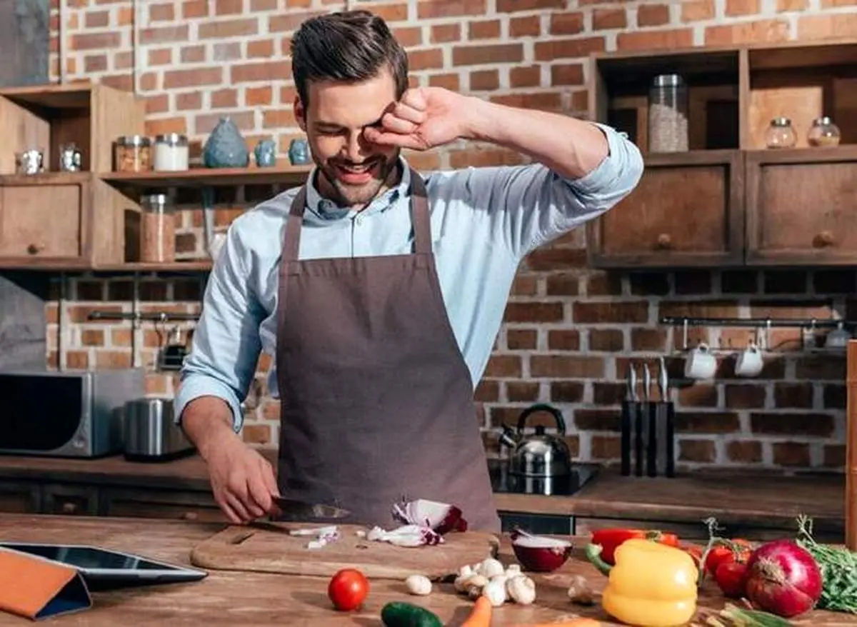 ۱۰ ترفند حرفه‌ای برای خرد کردن پیاز بدون اشک ریختن