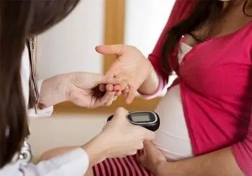 ضرر مصرف کرم‌های ضد آفتاب برای مادران باردار  