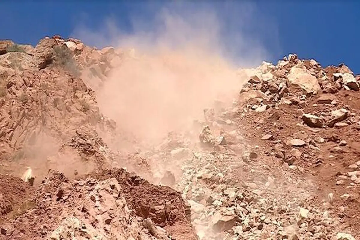 سقوط صخره‌های بزرگ وسط اتوبان و تخریب جاده در پی زلزله و ریزش کوه +فیلم